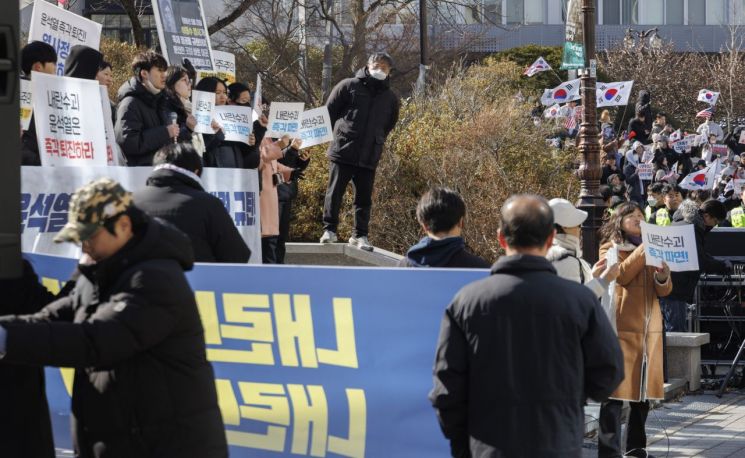 "파면하라" vs "탄핵 무효"…'尹 모교' 서울대서 탄핵 찬반 집회