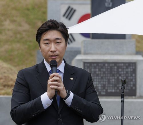 백범 증손 김용만, '김구 국적 망언' 노동부 장관 사죄 촉구 