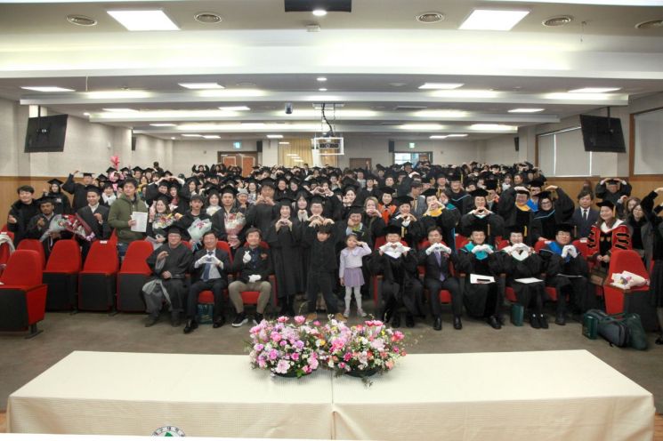 대구사이버대학교 2024학년도 전기 학위수여식과 2025학년도 입학식에서 졸업생과 신입생이 단체사진을 촬영하고 있다. 대구사이버대 제공