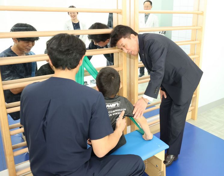 함영주 하나금융그룹 회장(오른쪽)이 17일 서울 마포구 소재 푸르메재단 넥슨어린이재활병원에서 '장애 아동ㆍ청소년을 위한 재활 및 학습 보조기구 전달식'을 가진 후 재활치료를 받고 있는 장애아동을 격려하고 있다. 하나금융그룹 제공

 

이날 전달식에 참석한 함영주 회장(사진 맨 오른쪽)이 중추신경계 발달치료를 받고 있는 장애 아동에게 따뜻한 격려의 말을 전하고 있다.