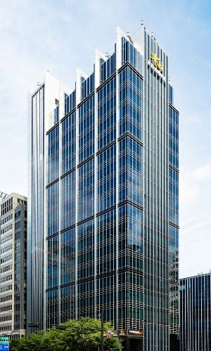 KB손보, 개인용 車보험료 0.9% 인하…"상생금융 동참"