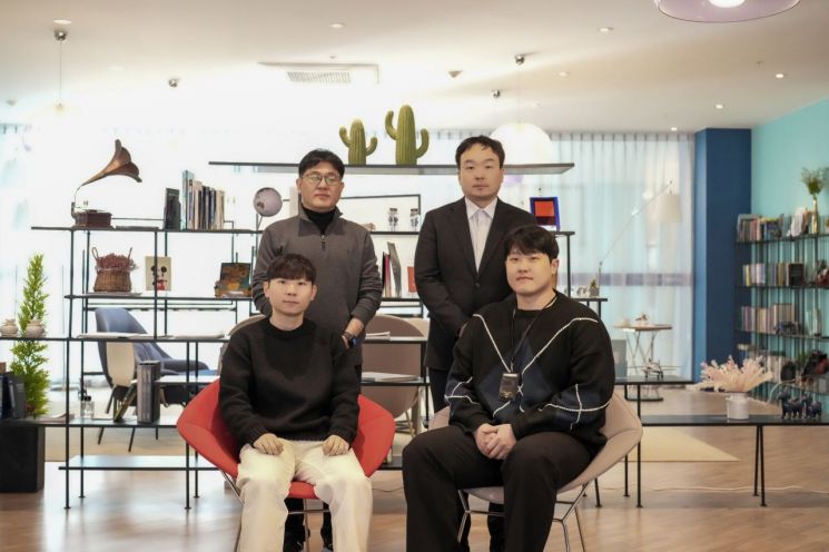 연구진 (우측상단부터 시계방향) 이동욱 교수, 이진훈 연구원, 홍지환 연구원(제1저자), 백명진 박사. UNIST 제공