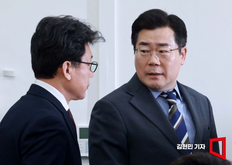 [포토] 대화하는 박찬대-진성준