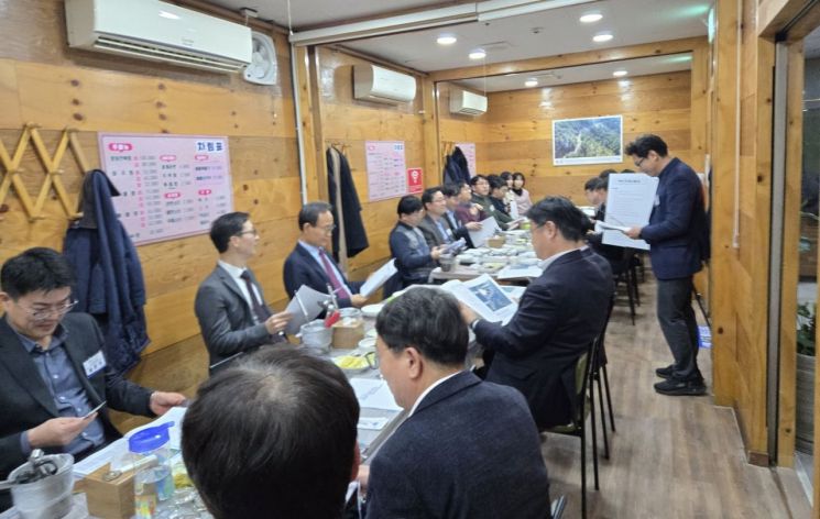 영주시가 지역 출신 중앙부처 공무원들과 정례 정책간담회를 진행하고 있다. 영주시 제공