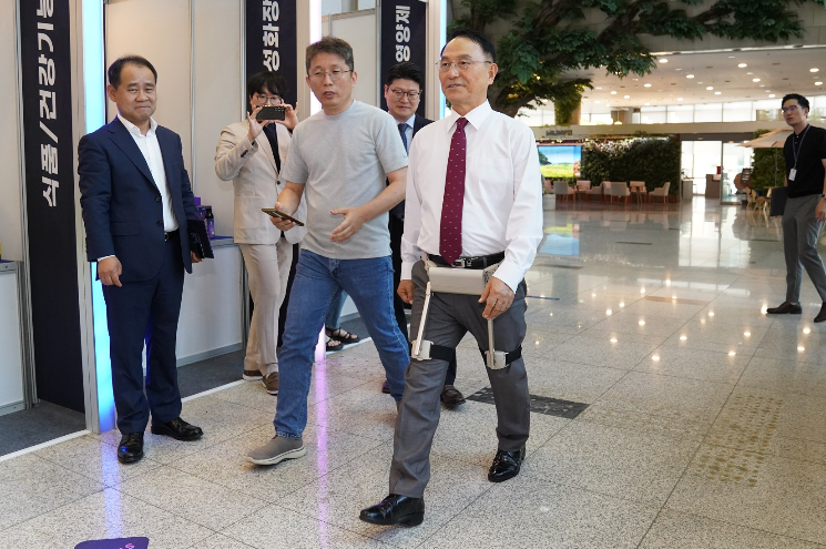 박상돈 천안시장이 지난해 6월 C-STAR 기업인 위보로틱스의 초경량 웨어러블 로봇을 시연하고 있다.