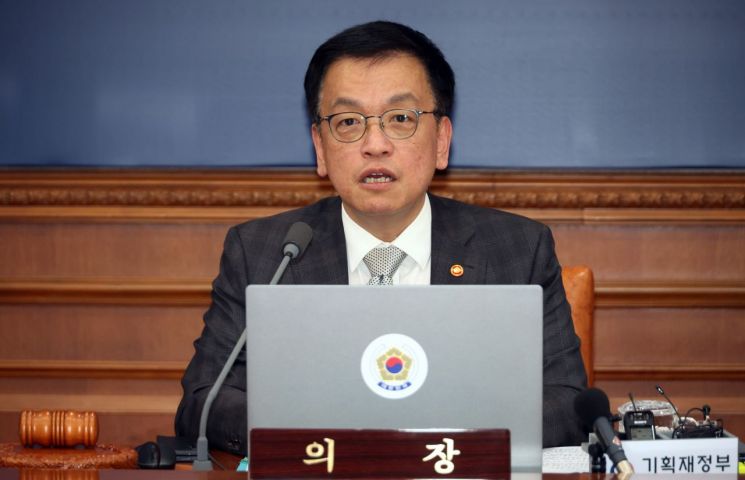 최상목 대통령 권한대행 부총리 겸 기획재정부 장관이 18일 정부서울청사에서 국무회의를 하고 있다. 연합뉴스