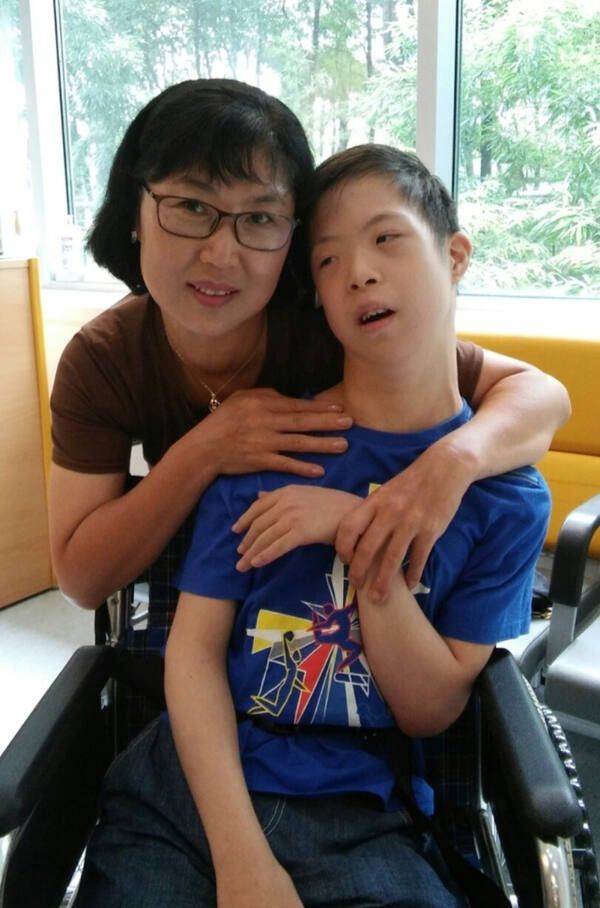 기증자 김준혁씨(우)와 모친 김미경씨(좌). 한국장기조직기증원 제공