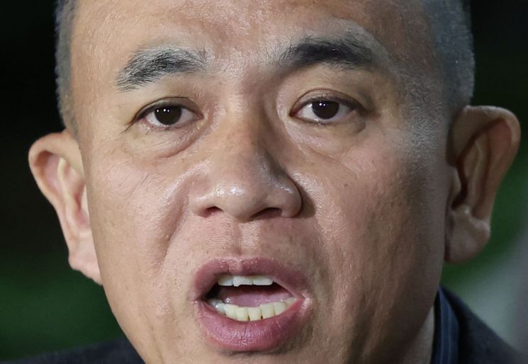 김건희 여사 공천 개입 의혹과 미래한국연구소의 불법 여론조사 의혹 등 사건의 핵심 인물인 명태균 씨가 지난 11월 경남 창원시 성산구 창원지방검찰청(창원지검)에서 나오며 취재진 질문에 답하고 있다. [이미지 출처=연합뉴스]
