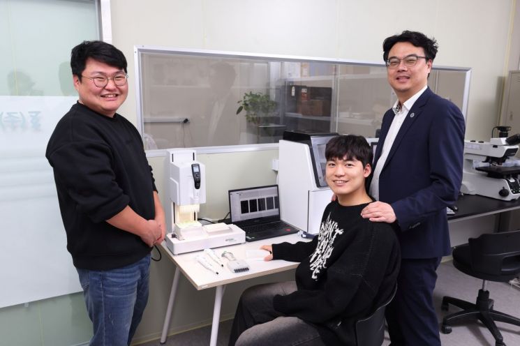 왼쪽부터 정태영 박사, 이정근 박사과정생, 오진우 교수. 부산대 제공