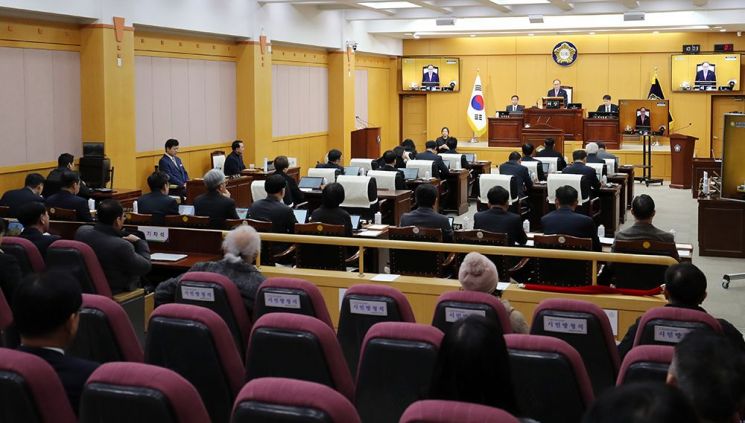 충남 서산시의회가 18일 제302회 임시회를 제2차 본회의를 열고 2일간의 임시회 일정을 마무리했다. /서산시의회