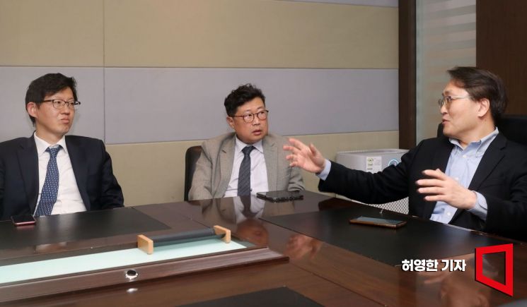 17일 아시아경제 금융경제부문 채텀하우스에서 토론 중인 이효섭 자본시장연구원 선임연구위원, 김우진 서울대학교 경영전문대학원 교수, 이준서 증권학회장(왼쪽부터). 허영한 기자