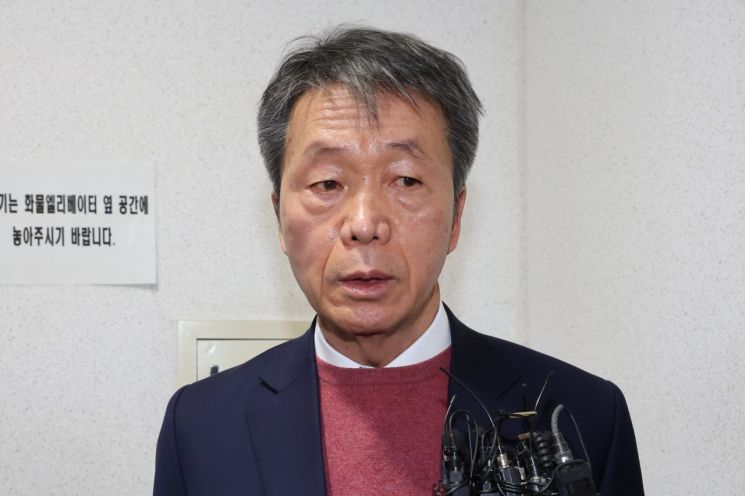 김용원 국가인권위원회 상임위원이 18일 서울 중구 인권위에서 열린 군인권보호위원회를 마친 뒤 발언하고 있다. 연합뉴스