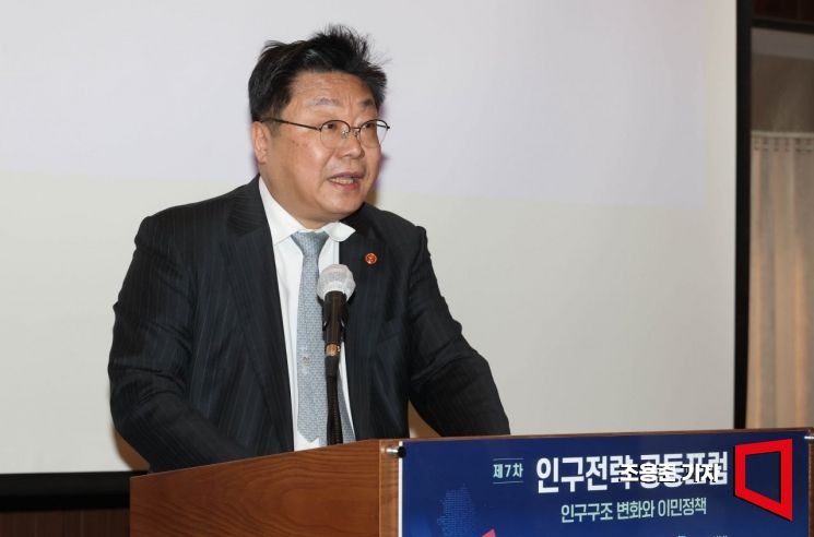 주형환 저출산고령사회위원회 부위원장이 지난 2월 18일 서울 중구 프레스센터에서 열린 제7차 인구전략 공동포럼에 참석, 인사말을 하고 있다. 2025.2.18 조용준 기자
