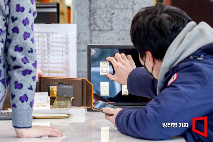 서울 종로구 한국금거래소 종로본점을 찾은 고객이 미니 골드바를 보고 있다. 아시아경제 강진형 기자