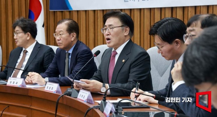 [Photo] Minister of Science and ICT: "Only Korea Limits Semiconductor Industry R&D Workforce to 52 Hours per Week"
