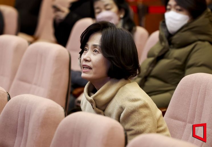 尹에게 받은 축하 난, '파면 난'으로 되갚은 박은정 "오늘을 기다리며 잘 키웠다"
