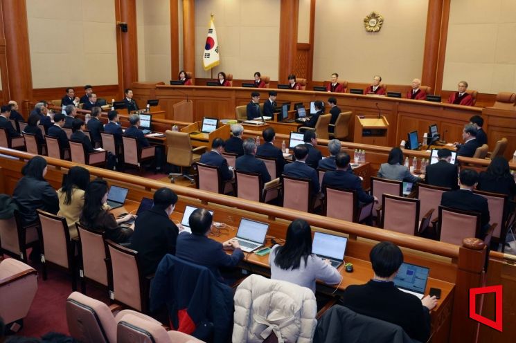 문형배 헌법재판소장 권한대행을 비롯한 재판관들이 18일 서울 종로구 헌법재판소에서 열린 윤석열 대통령 탄핵심판 9차 변론기일에 참석하고 있다. 2025.2.18. 사진공동취재단