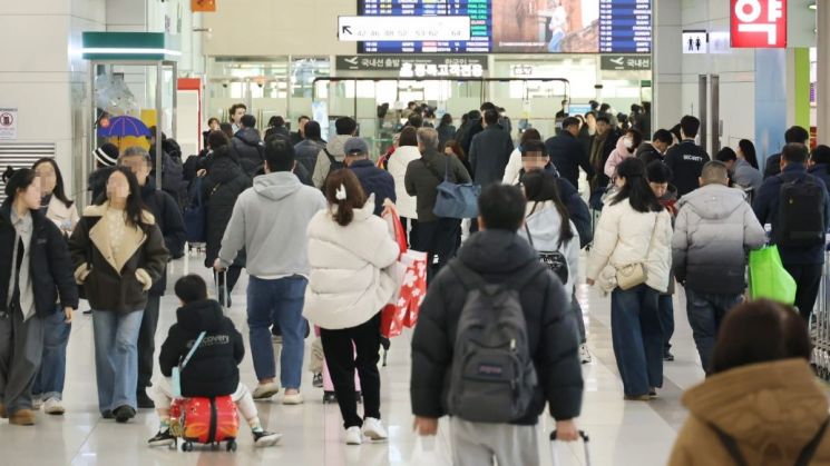 제주국제공항이 관광객들로 붐비고 있다. 연합뉴스