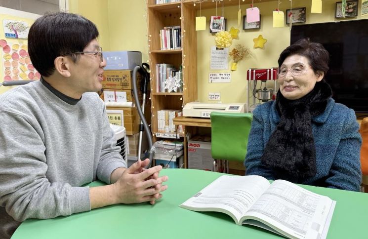 중학교를 졸업하고는 남편의 지원으로 지금의 송암고등학교 문을 두드렸다. 뒤늦게 배움의 길에 들어선 그는 열정이 넘쳤다. 백석동에서 버스를 타고 경의·중앙선 일산역 앞에서 스쿨버스를 번갈아 타고 통학하면서도 단 하루도 결석하지 않았다. 연합뉴스