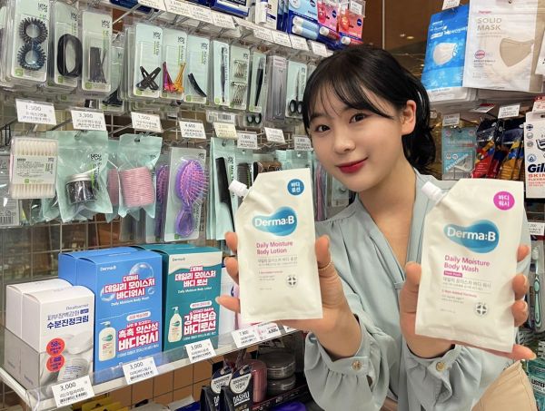 GS25에서 모델이 소용량 화장품을 들고 있다. GS25 제공.