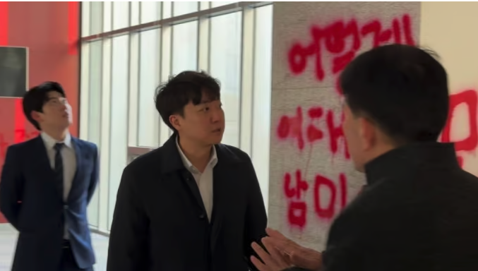 이준석 의원 등 개혁신당 의원들은 동덕여대를 찾아 학교 측으로부터 당시 상황과 외부 세력의 개입 의혹, 철저한 진상규명 필요성 등에 대한 설명을 청취했다"고 밝혔다. 개혁신당 제공