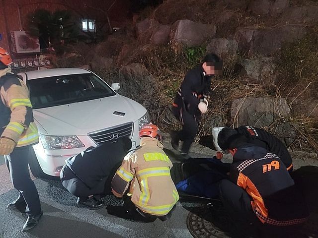 제주서 '주차금지 물통' 치우던 50대, 자기 차에 깔려 다쳐