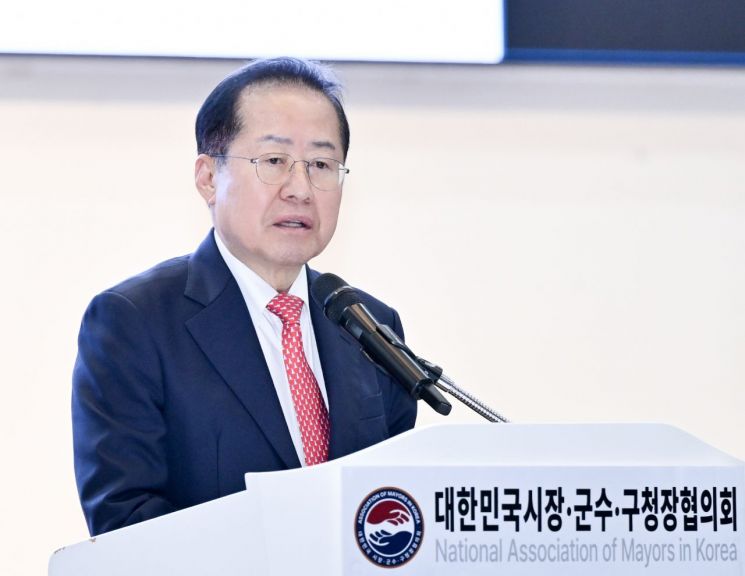 홍준표, 릴레이 대선공약…"헌재 폐지·대법원에 헌법재판부 신설"