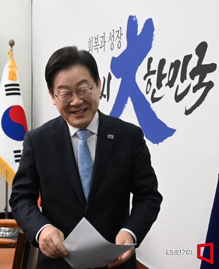 이재명 더불어민주당 대표가 19일 국회에서 열린 최고위원회의에서 발언을 마친 뒤 이석하고 있다. 2025.2.19 김현민 기자