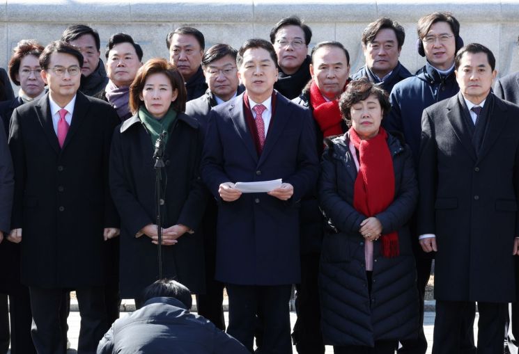 17일 서울 종로구 헌법재판소 앞에서 국민의힘 김기현, 나경원, 윤상현 의원을 비롯한 여당 의원들이 윤석열 대통령 최소한 방어권 보장 촉구 및 불공정성 규탄과 관련해 헌법재판소 사무처장을 면담하기 전 기자회견을 하고 있다. 2025.2.17 [공동취재] 연합뉴스