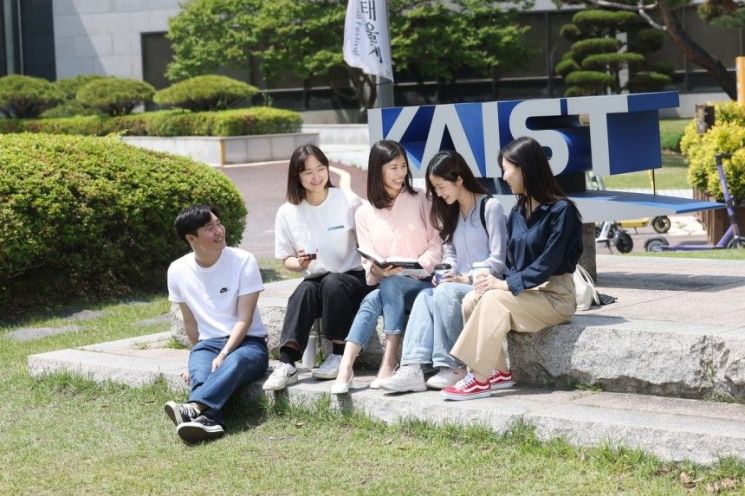 KAIST가 2025학년도 신입생 799명을 선발하고 입학식을 개최했다. KAIST 제공