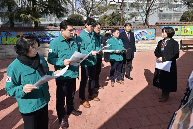 광주 서구의회 기획총무위원회가 지난 17일 운천어린이공원을 포함한 치평동 테마소통길과 스크린 파크골프장 등을 현장 방문했다.광주 서구의회 제공