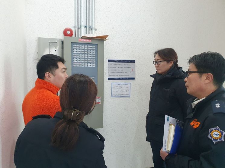 수원남부소방서가 전세사기 피해 건물을 대상으로 화재 안전 컨설팅을 하고 있다. 수원남부소방서 제공