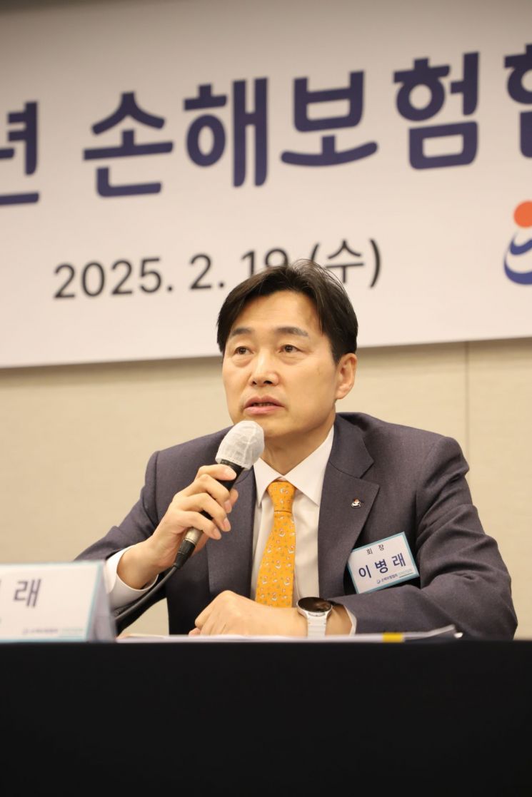 이병래 손해보험협회장이 19일 서울 중구 프레스센터에서 열린 신년 기자간담회에서 올해 주요 추진 과제에 대해 설명하고 있다. 손보협회 제공