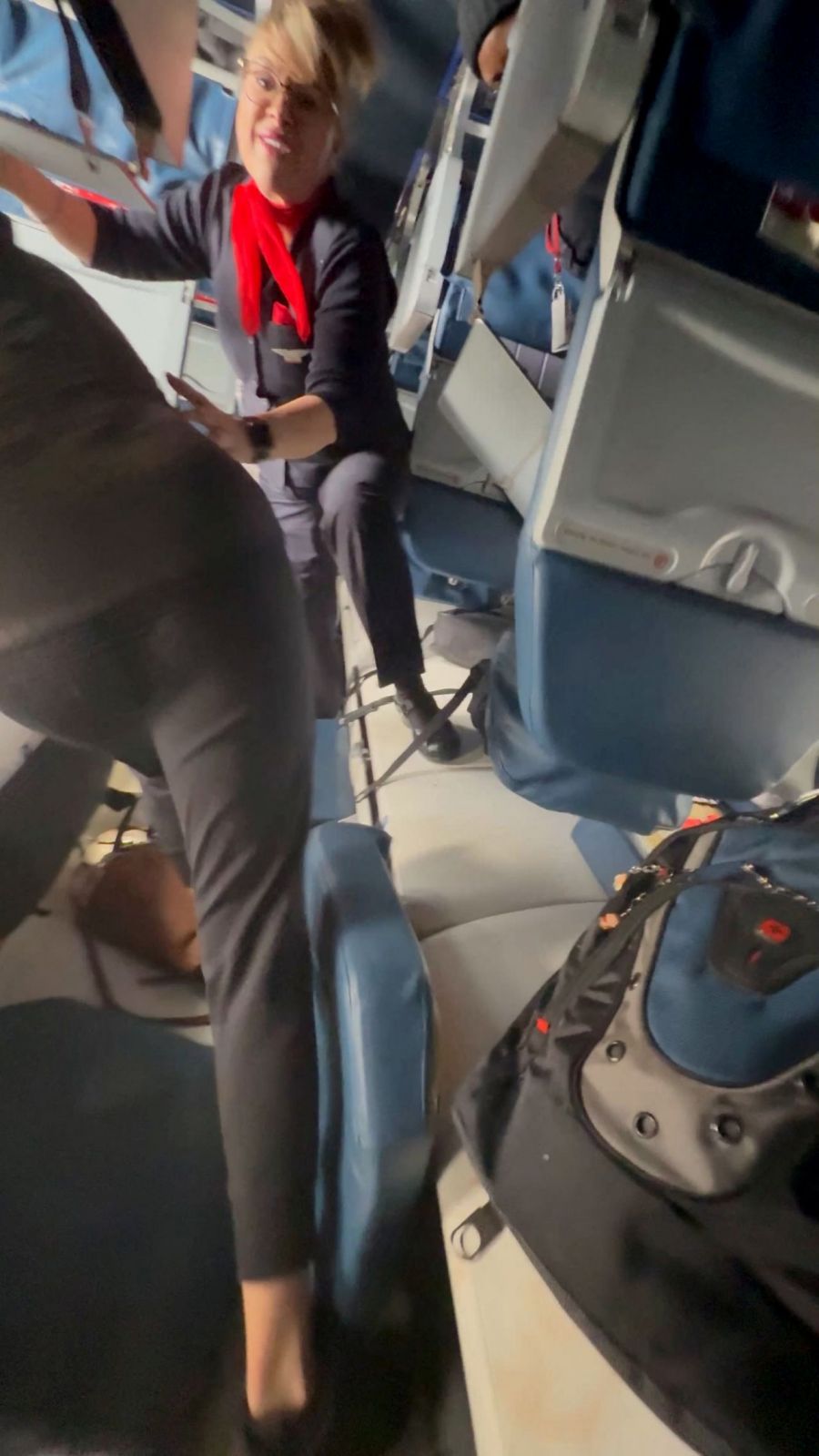 토론토 공항에 착륙 중 사고난  델타항공 여객기에서 승무원이 승객을 돕고 있다. 로이터연합뉴스