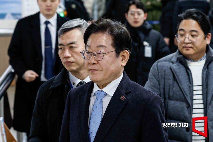 이재명 '중도보수' 발언에 與 "정치사기" "위장전입" 맹공