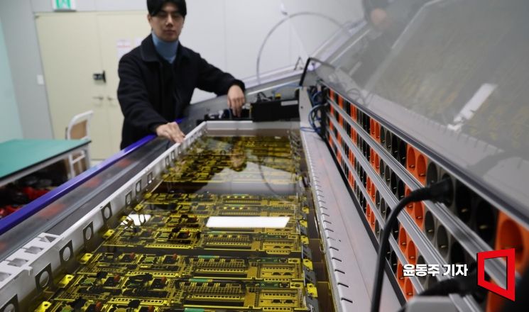 [AI 시대 電力이 국력]⑫수조안에 서버가 텀벙…액침냉각 데이센터 전기 37% 아낀다