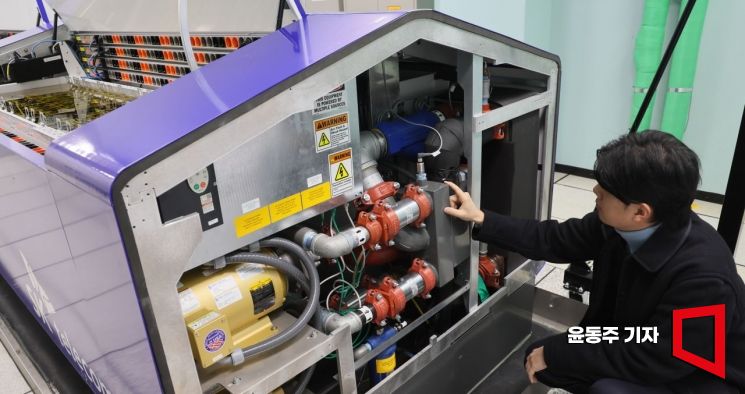 [AI 시대 電力이 국력]⑫수조안에 서버가 텀벙…액침냉각 데이센터 전기 37% 아낀다