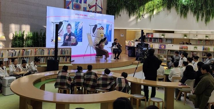 19일 오후 부산시청 들락날락에서 시즌2 추진을 알리는 '들락날락 정책톡톡'이 진행되고 있다.