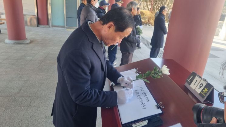 19일 전상부 상임고문이 국립5·18민주묘지 방명록에 '5·18 영령들이시여, 영원한 안식을 하시옵소서 기원드립니다'라고 적고 있다. 민찬기 기자
