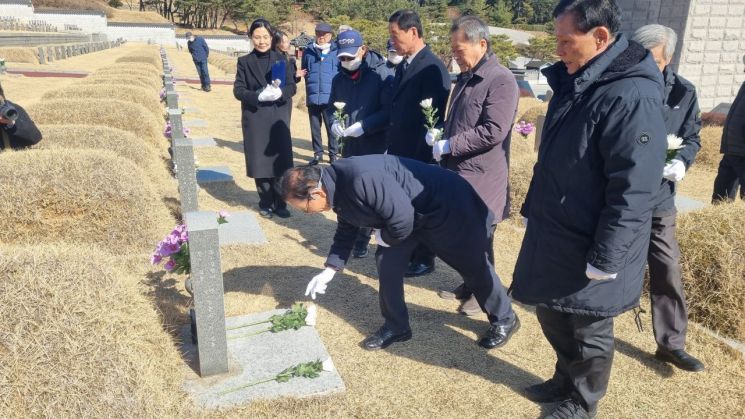 19일 특전사동지회 전상부 상임고문과 임성록 고문, 이재규 사무총장, 황일봉 전 5·18부상자회장 등 20여명이 광주 북구 운정동 국립 5·18 민주묘지에서 묘역을 참배하고 있다. 민찬기 기자