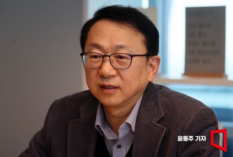 이태규 한국경제인협회 수석연구위원이 26일 서울시 영등포구 한국경제인협회 본사에서 아시아경제와 인터뷰를 하고 있다. 사진 윤동주 기자
