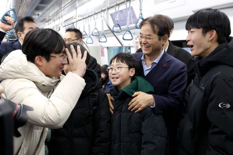 시민들과 함께 GTX-A에 시승한 이동환 고양시장. 고양특례시 제공