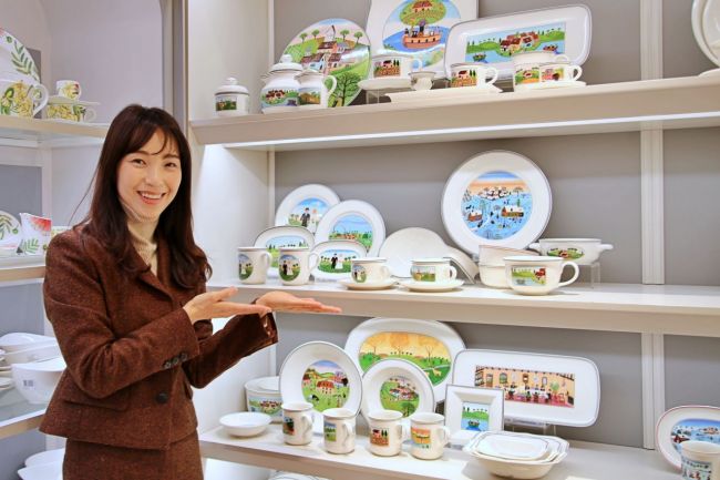 An employee at the lifestyle store on the 8th floor of the Gwangju Shinsegae main building is showcasing Villeroy & Boch's wedding series products, which are perfect as housewarming gifts. Photo by Gwangju Shinsegae