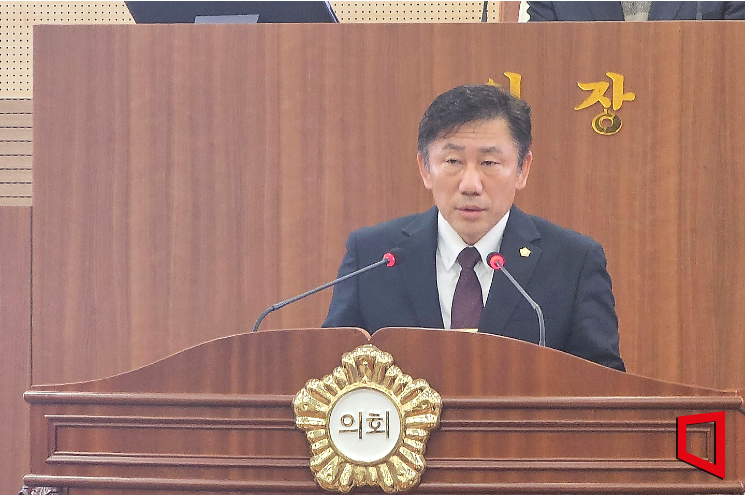 아산시의회 윤원준 의원이 20일 제255회 임시회 2차 본회의에서 5분 자유 발언을 하고 있다.