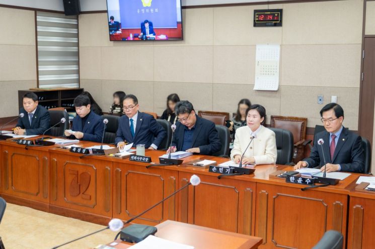지난 19일 진행된 의원연구단체 심의에 참석한 대표 의원들. 강남구의회 제공.