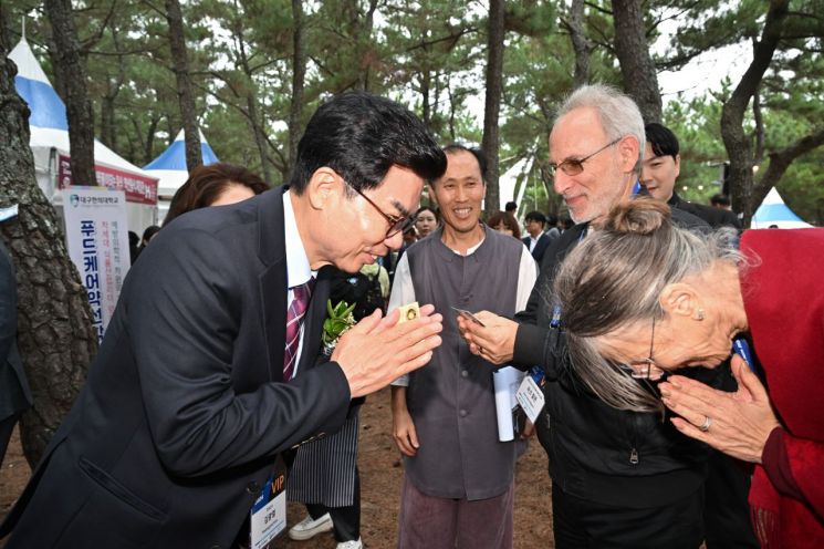 김광열 영덕군수가 국제 H-웰니스 페스타에 참여한 외국인 부부와 인사를 나누고 있다. 영덕군 제공