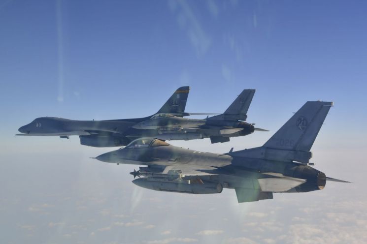 지난 2월 미국 B-1B 전략폭격기가 전개한 가운데 실시된 한·미 연합공중훈련 모습. 국방부