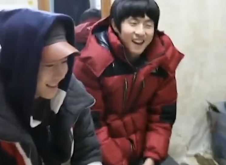 2013년 기안84(오른쪽)와 박태준이 독거노인 가구들을 방문해 100만원씩 기부한 당시 모습. 유튜브 채널 '인생84'