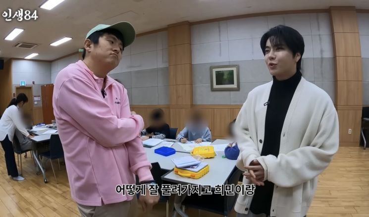 웹툰 작가 기안84(왼쪽)와 박태준이 지원금 전달 소감을 이야기하고 있다. 유튜브 채널 '인생84'