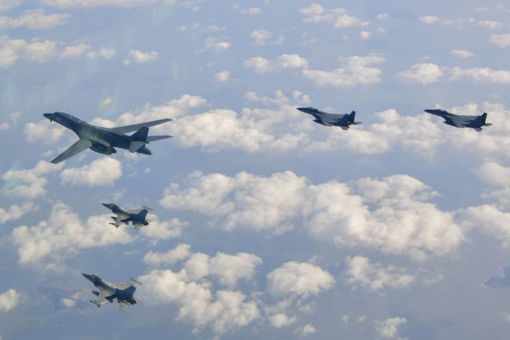 국방부가 20일 미국 B-1B 전략폭격기가 전개한 가운데 한·미 연합공중훈련을 실시했다고 밝혔다. 사진은 한·미 연합공중훈련 모습. 연합뉴스